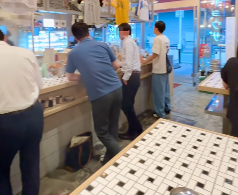 ニュー角打ち 博多ホームラン食堂(ヨドバシ博多)の店内の雰囲気と使い方